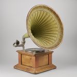 525287 Horn gramophone